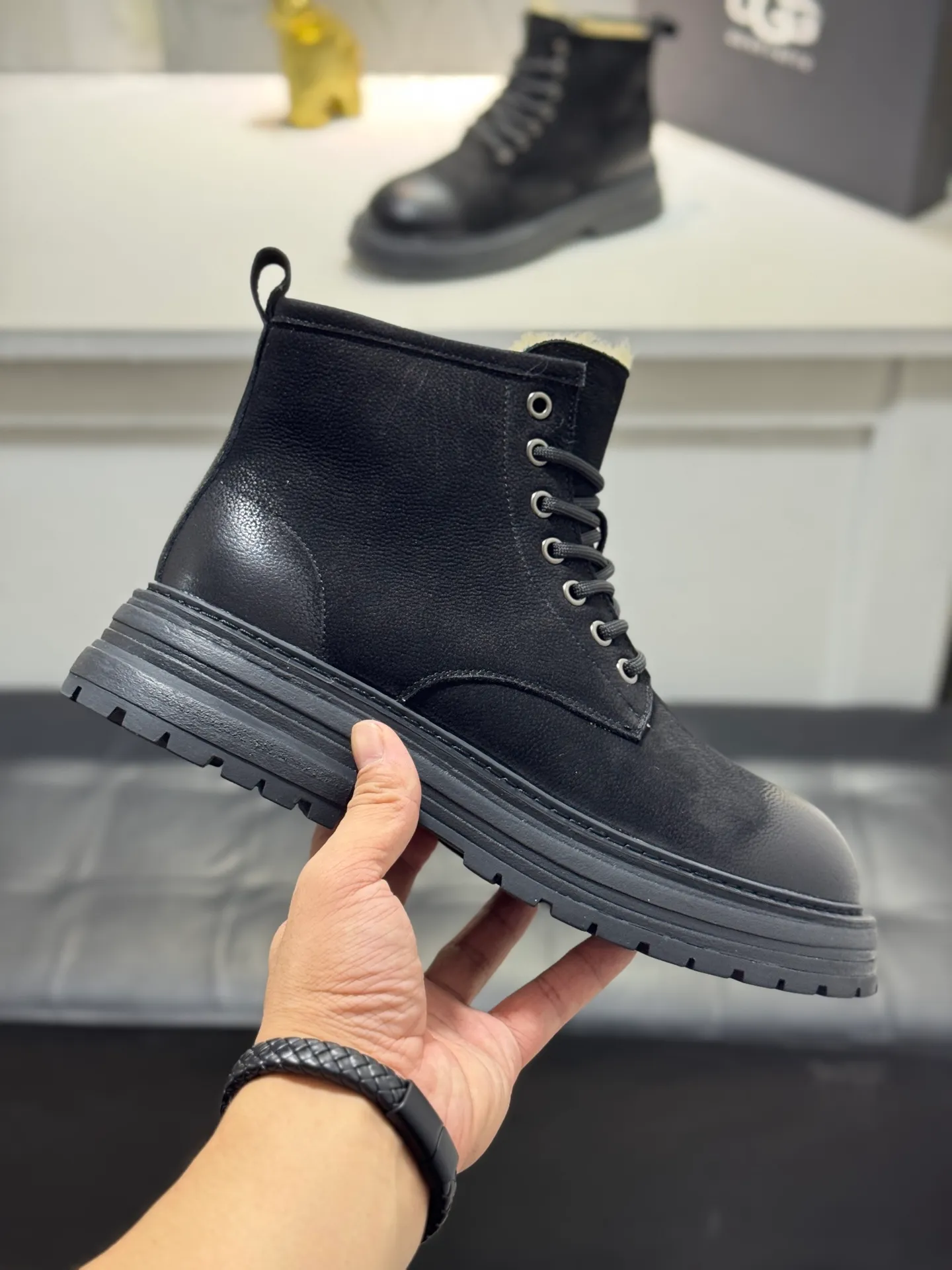 Men's men's shoes 💰660 [New style] 🦥🦥UGG - high-end quality 🔥Australian imported wool 🔥Full fur original single entry and exit counter without pressure, let you feel no replacement 💏The upper is made of first-layer cowhide 'all original Australian wool' Strict men's boots thick wool can be distinguished by the naked eye 💓Real wool keeps warm and does not smell like feet, warms the whole winter ✨Carefully crafted for those who know the goods🔥Size: 38-44 (45 customized
